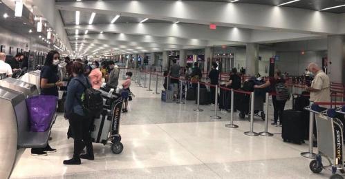 Más de un centenar de personas retornan hoy en vuelo especial desde EEUU
